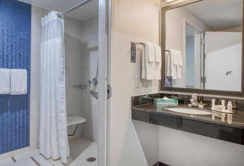 Номер Стандарт Кровать Кинг Адаптированный для Инвалидов, Fairfield Inn & Suites Raleigh Crabtree Valley