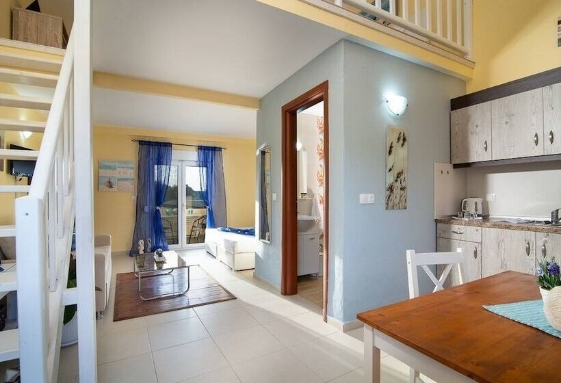 复式房间, Caretta Village