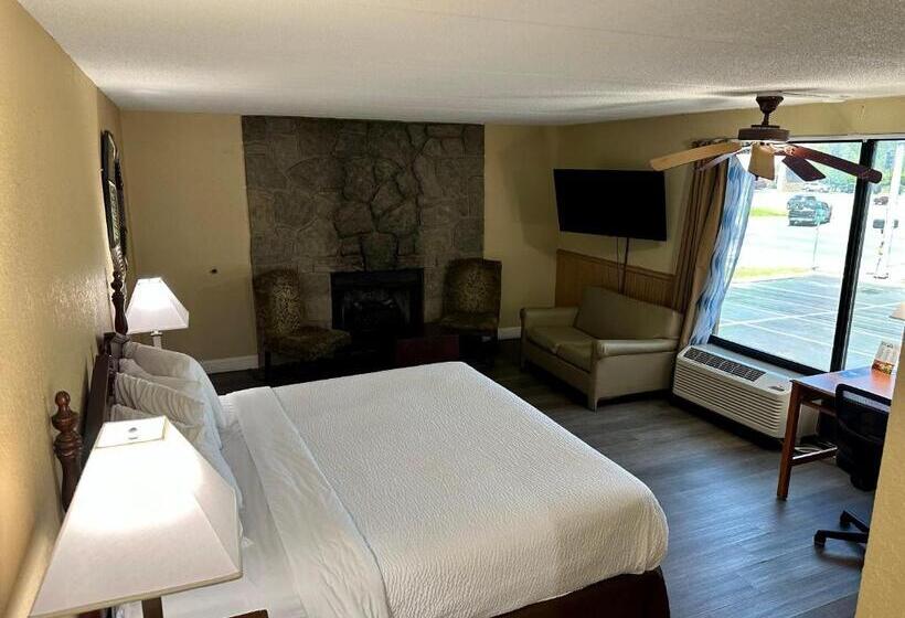 带大床的套房, Clarion Inn & Suites Near The Leconte Center Pigeon Forge