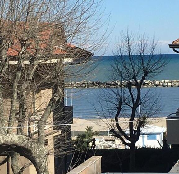 اتاق استاندارد یک نفره, Dea Della Salute