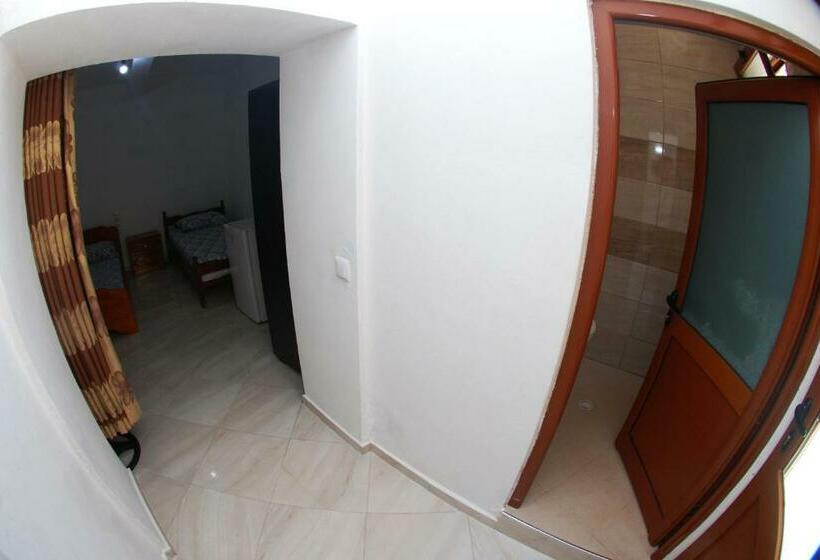 اتاق استاندارد سه نفره, Isufi Guest Houses