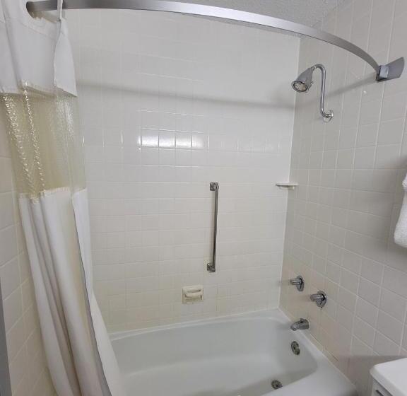 Стандартный Номер Кровать Кинг, Ramada By Wyndham Angola/fremont Area