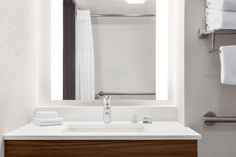 适合残疾人士使用的带超级大床的标准间, Holiday Inn Express   San Antonio Airport, An Ihg