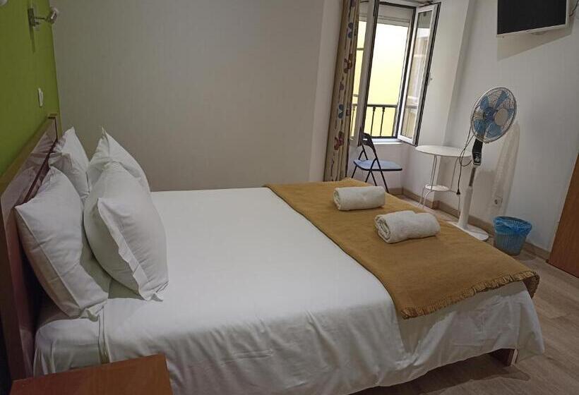 Camera Standard, Martim Moniz 28 Guest House