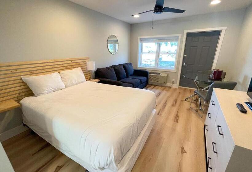 Standard studio with lake view, Lake Bluff Inn And Suites