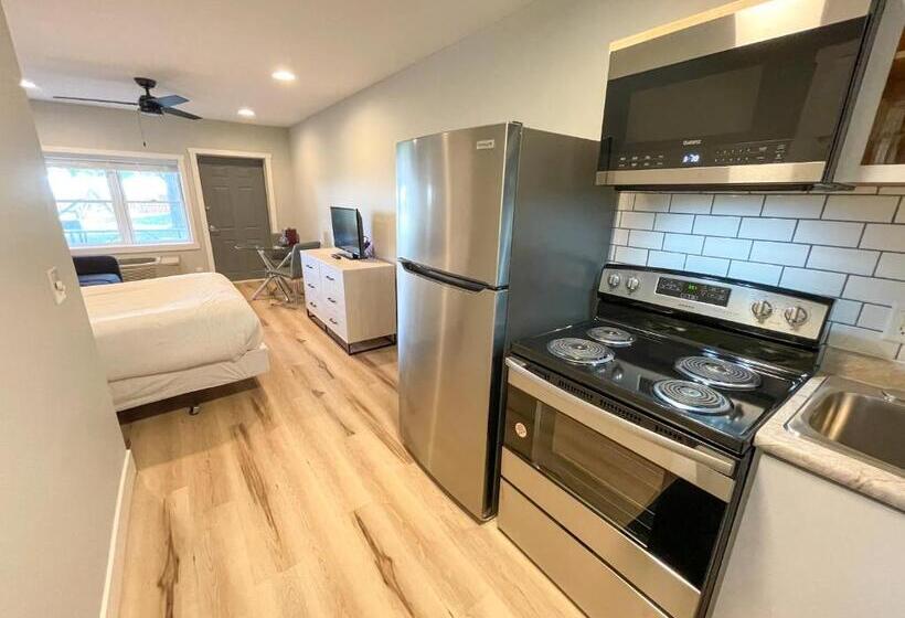 Standard studio with lake view, Lake Bluff Inn And Suites