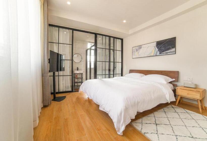 اتاق استاندارد با تخت دو نفره بزرگ, Wander Hostel