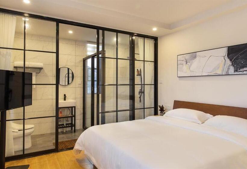 اتاق لوکس با بالکن, Wander Hostel