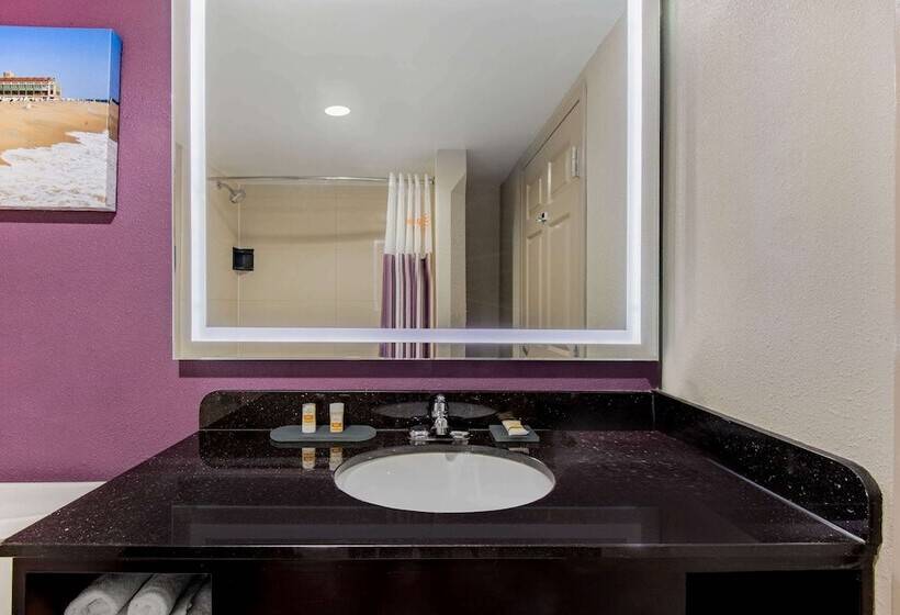 장애인용 디럭스룸, La Quinta Inn By Wyndham West Long Branch