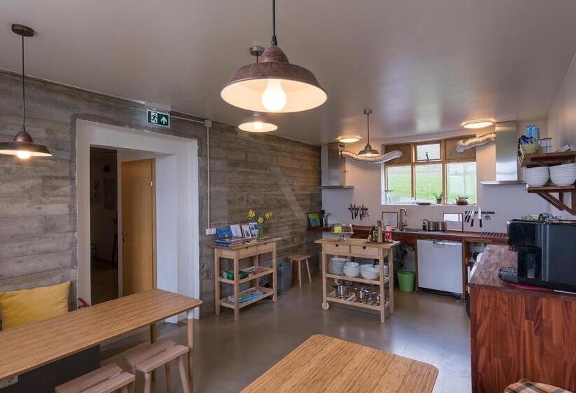 اتاق استاندارد با سرویس بهداشتی مشترک, Skyrhusid Hi Hostel