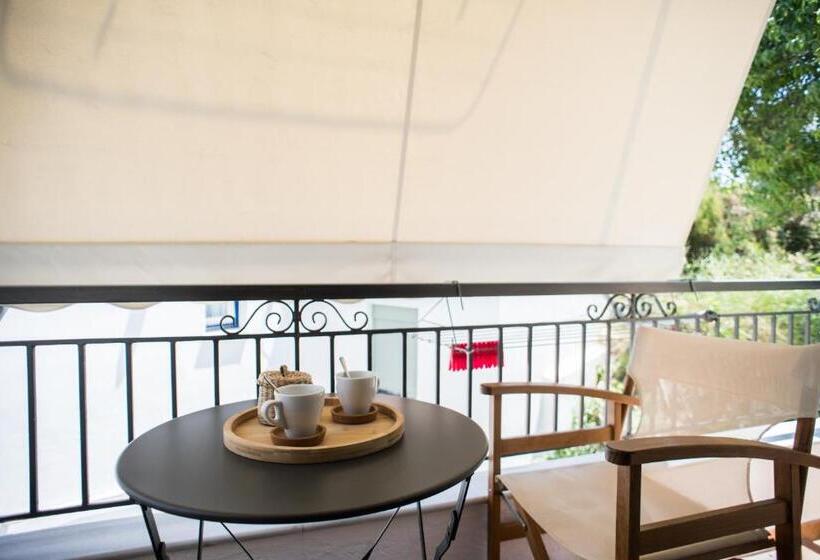 标准三人间, Albertos House