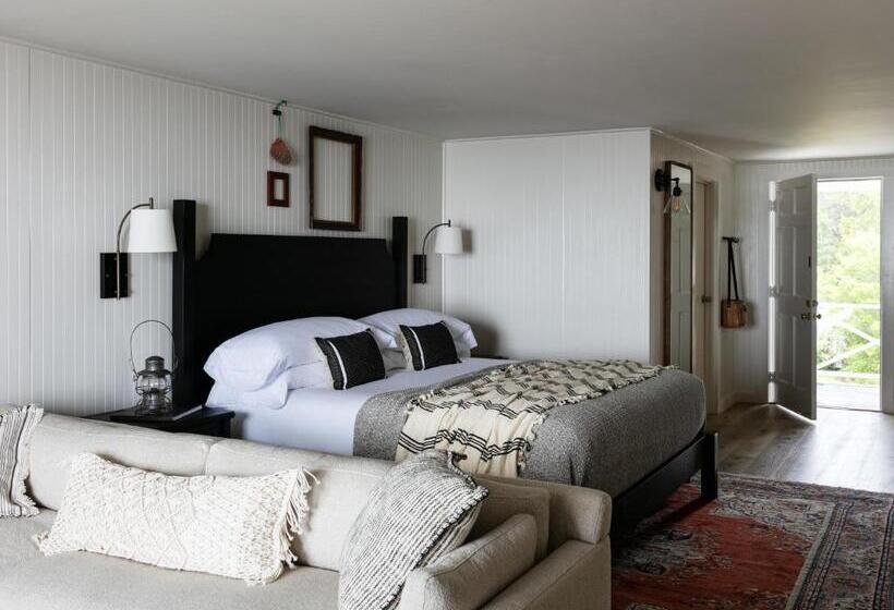 اتاق لوکس با بالکن و چشم‌انداز دریا, Bluebird Ocean Point Inn