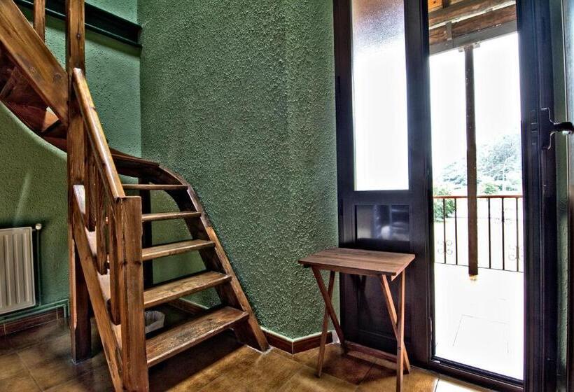 Четырехместный Номер Стандарт с Балконом, Albergue Juvenil De Bustiello