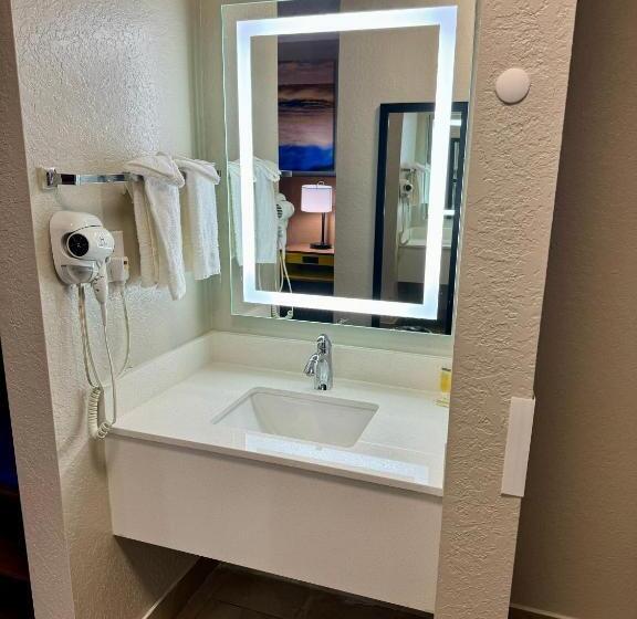 キングサイズベッドのスタンダードルーム, Days Inn By Wyndham Sarasota I75