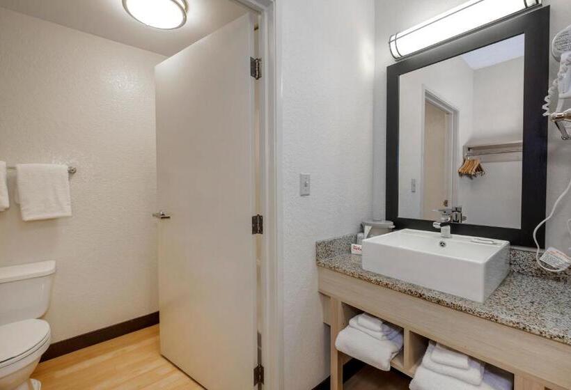 מיטת קינג בסוויטה, Red Roof Inn Plus + Gainesville