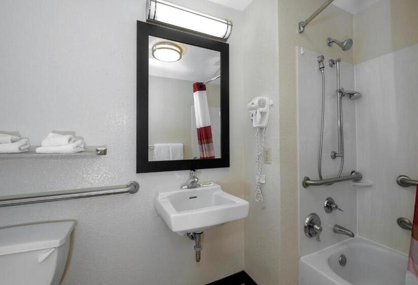 חדר סטנדרט מותאם לאדם עם מוגבלויות, Red Roof Inn Plus + Gainesville
