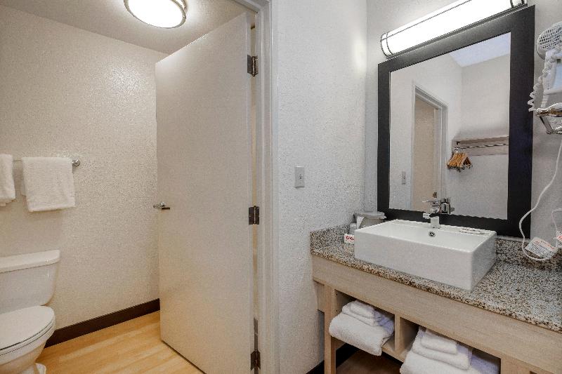 חדר סופריור עם מיטת קינג, Red Roof Inn Plus + Gainesville