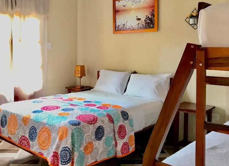 غرفة عائلية, Hostal Laurita Beach