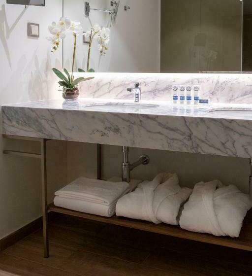 اتاق لوکس با تخت بزرگ, Boeira Garden Hotel Porto Gaia, Curio Collection By Hilton