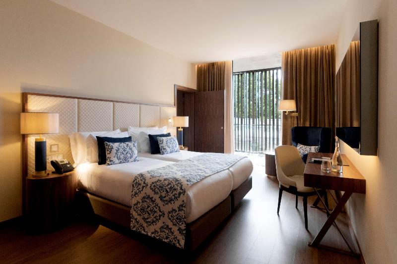 Семейный Номер Премиум, Boeira Garden Hotel Porto Gaia, Curio Collection By Hilton