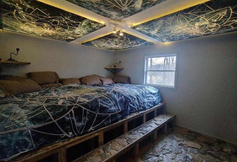 Дом 1 Спальня, Lost River Hostel