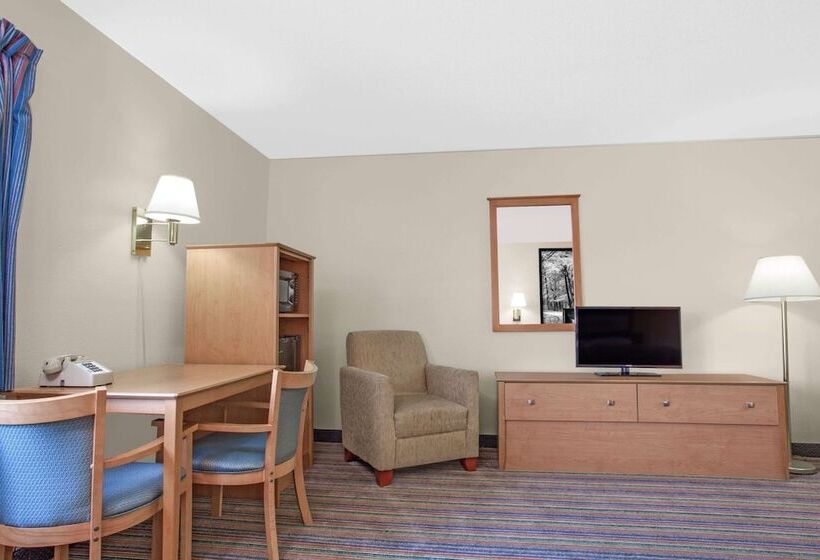 Suite, Super 8 By Wyndham Evansville East
