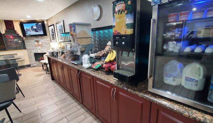 带大床的套房, Super 8 By Wyndham Sterling Heights/detroit Area