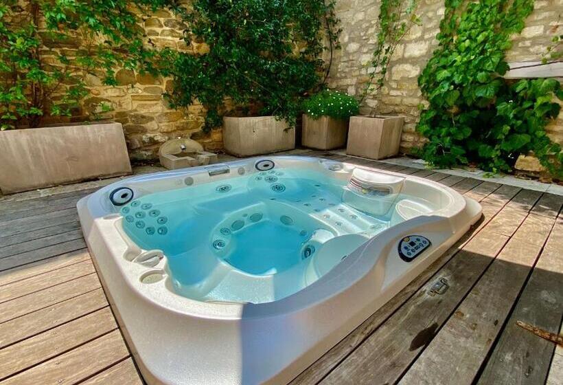 带按摩浴盆的套房, La Maison Des Vendangeurs   Table D Hôtes Le Soir Du Jeudi Au Dimanche  Jacuzzi   Balnéo Spa   Acces