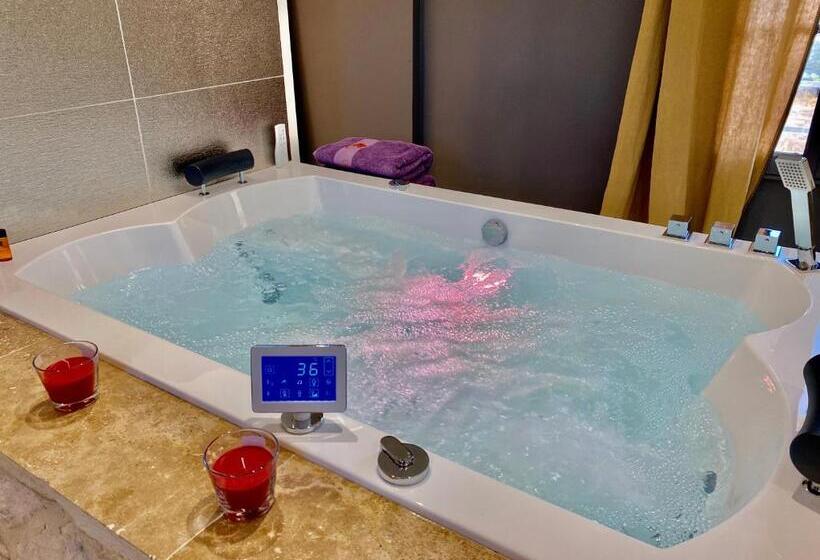 带大床的套房, La Maison Des Vendangeurs   Table D Hôtes Le Soir Du Jeudi Au Dimanche  Jacuzzi   Balnéo Spa   Acces
