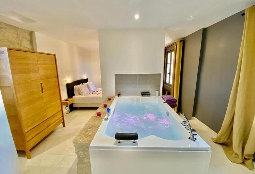 带大床的套房, La Maison Des Vendangeurs   Table D Hôtes Le Soir Du Jeudi Au Dimanche  Jacuzzi   Balnéo Spa   Acces