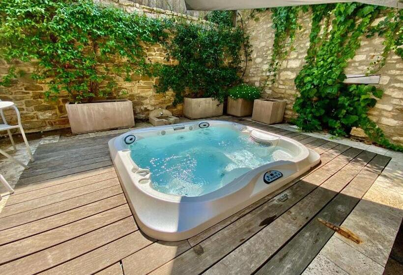 带按摩浴盆的套房, La Maison Des Vendangeurs   Table D Hôtes Le Soir Du Jeudi Au Dimanche  Jacuzzi   Balnéo Spa   Acces