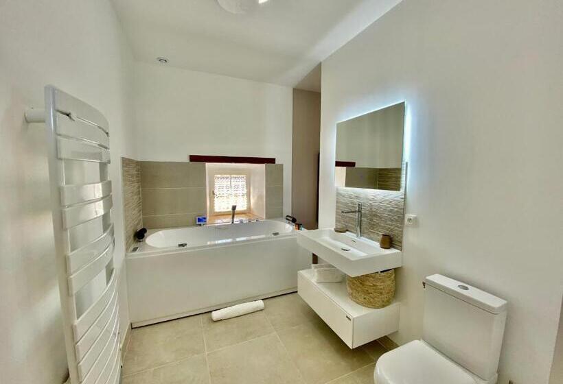 带大床的标准间, La Maison Des Vendangeurs   Table D Hôtes Le Soir Du Jeudi Au Dimanche  Jacuzzi   Balnéo Spa   Acces