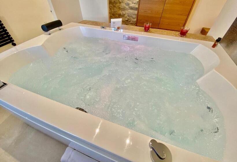带大床的套房, La Maison Des Vendangeurs   Table D Hôtes Le Soir Du Jeudi Au Dimanche  Jacuzzi   Balnéo Spa   Acces