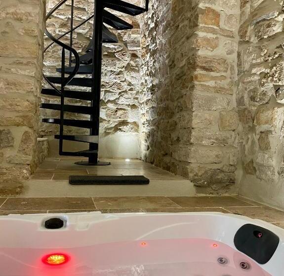 디럭스 스위트 킹 침대, La Maison Des Vendangeurs   Table D Hôtes Le Soir Du Jeudi Au Dimanche  Jacuzzi   Balnéo Spa   Acces