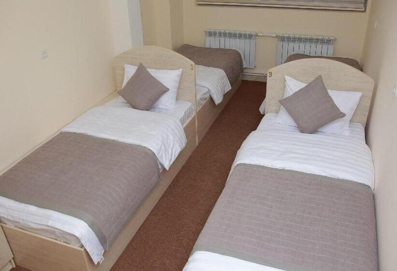 تختخواب در اتاق مشترک, Paradise Inn