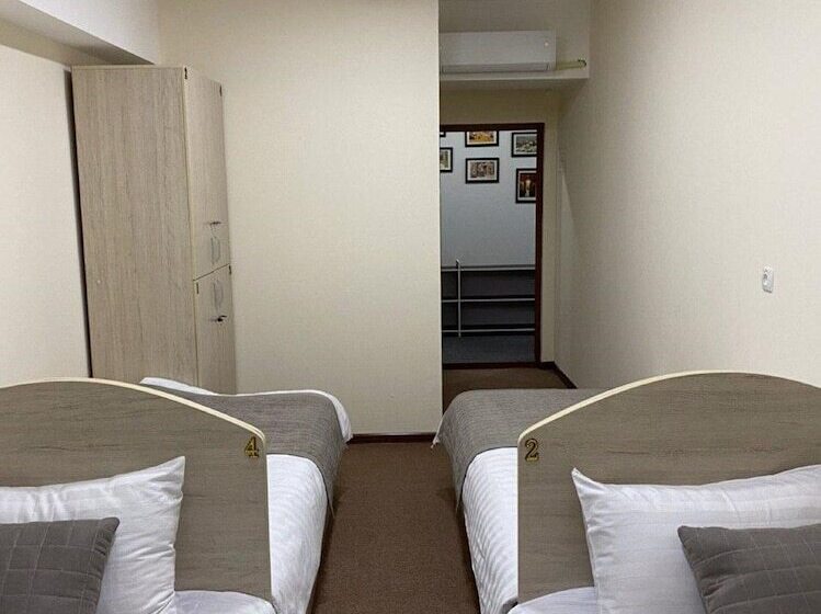 تختخواب در اتاق مشترک, Paradise Inn