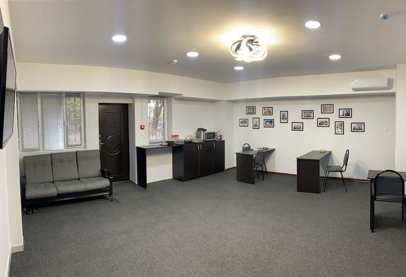 تختخواب در اتاق مشترک, Paradise Inn