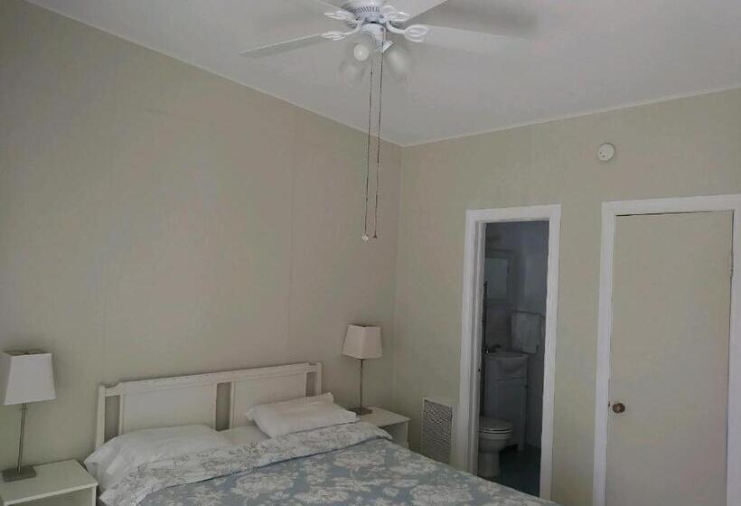 스탠다드 스튜디오, Tropical Sky Ranch Motel