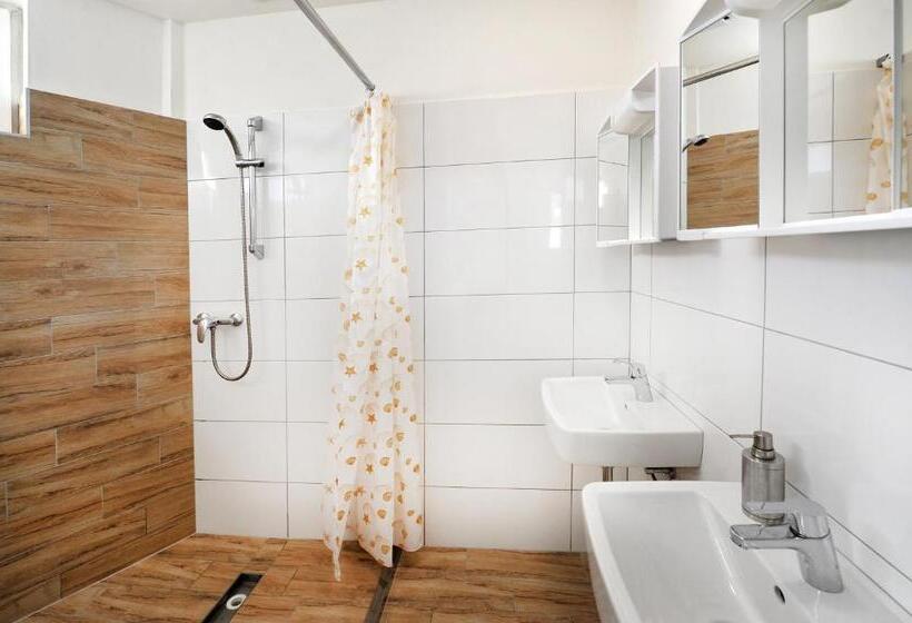 Четырехместный номер эконом класса с общей ванной комнатой, Bel Hostel