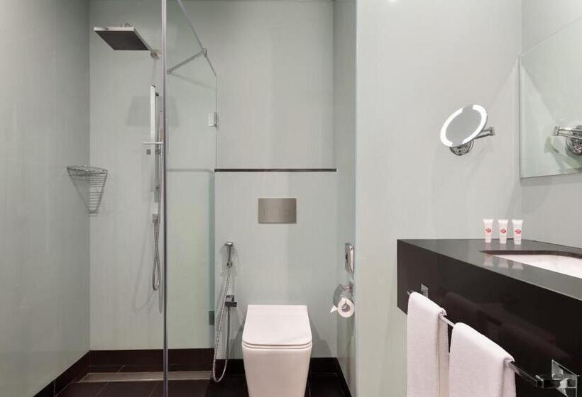 اتاق استاندارد با تخت بزرگ برای معلولان, Ramada Encore By Wyndham Muscat Al Ghubra