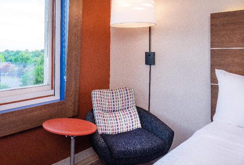 스위트 킹사이즈 침대, Holiday Inn Express Chesapeake   Norfolk, An Ihg