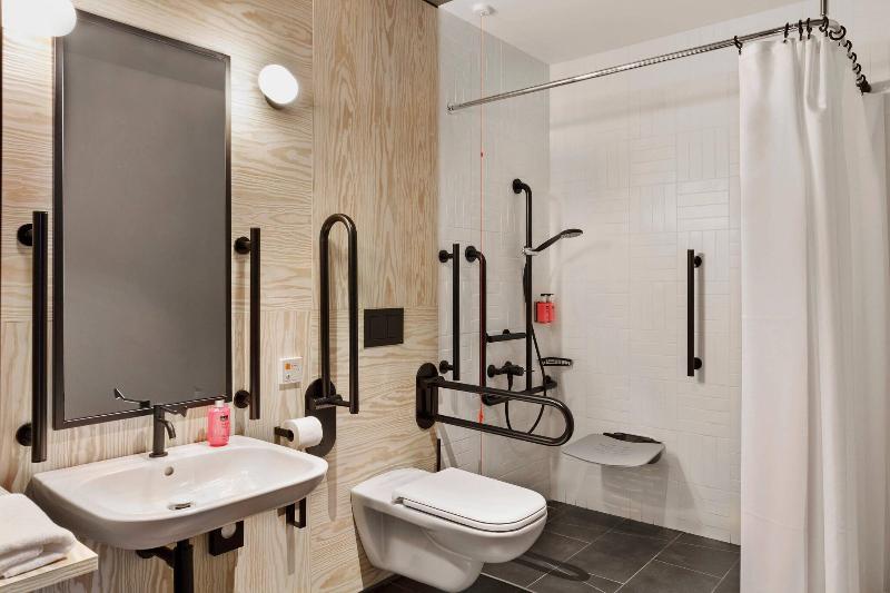 اتاق استاندارد با تخت دو نفره بزرگ, Moxy Kaunas Center