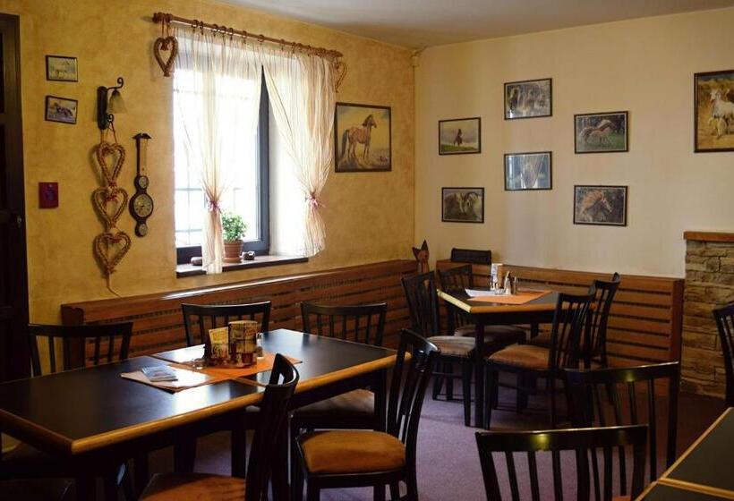 سوییت, Penzion A Restaurace Na Jízdárně