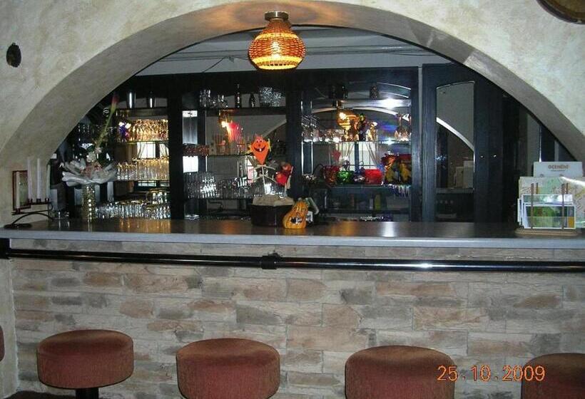 سوییت, Penzion A Restaurace Na Jízdárně