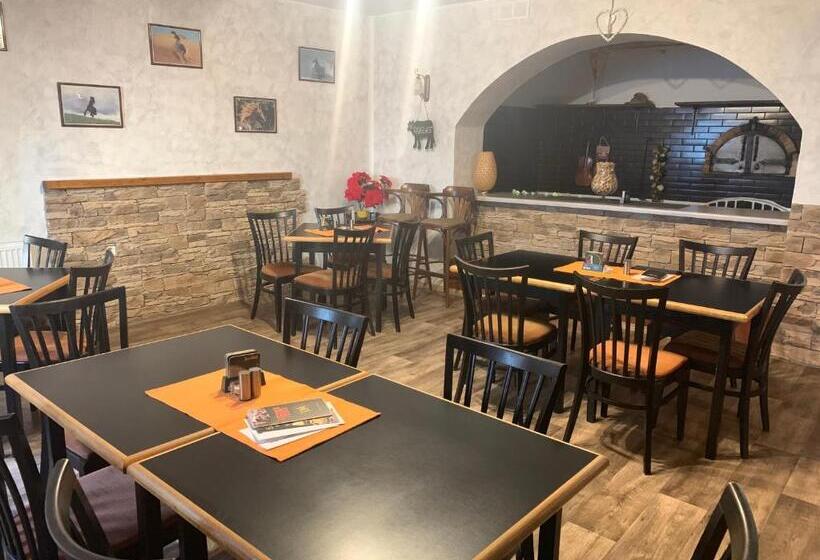 سوییت, Penzion A Restaurace Na Jízdárně