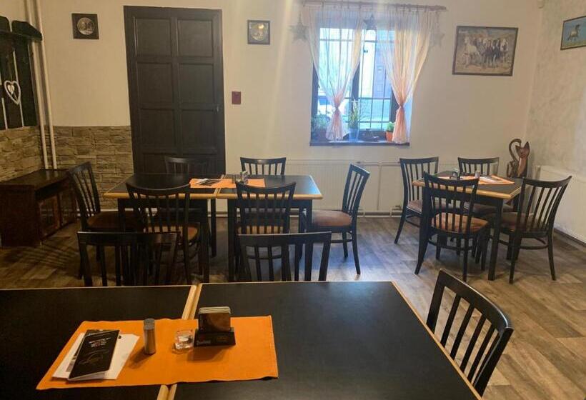 سوییت, Penzion A Restaurace Na Jízdárně