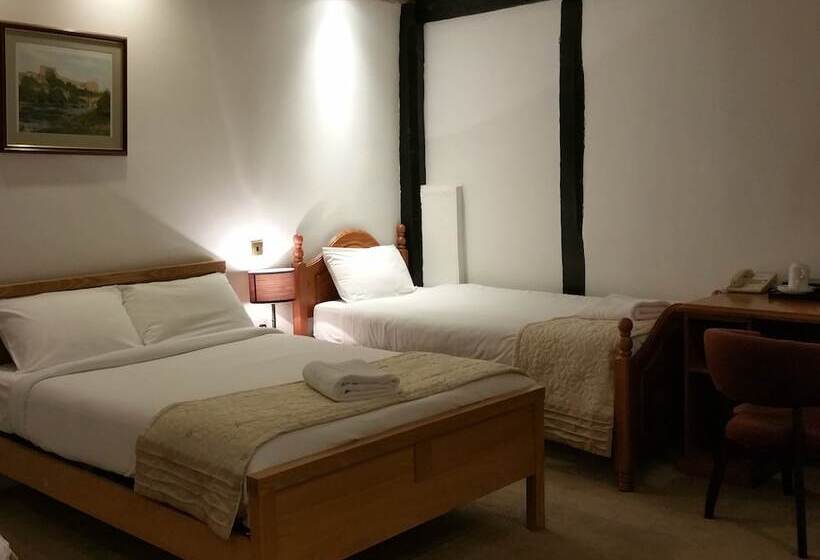 Четырехместный Номер Стандарт, The George Hotel Pangbourne