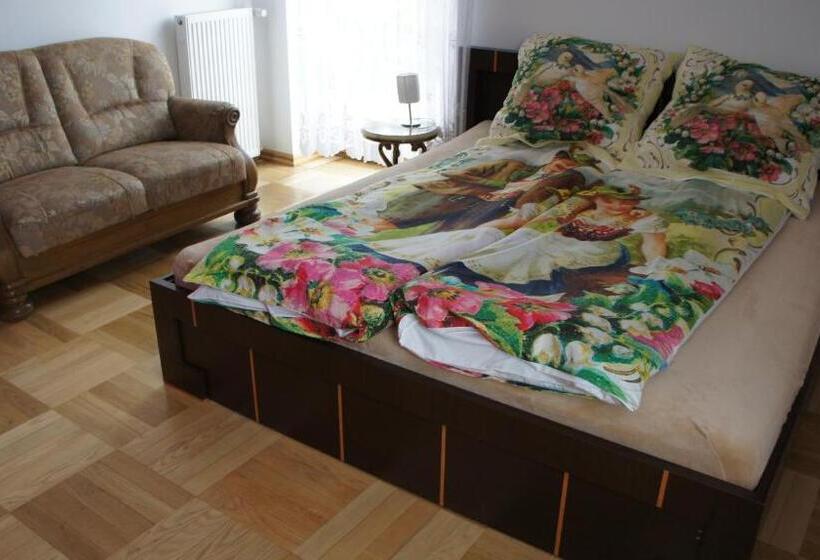Family Suite, Gronik