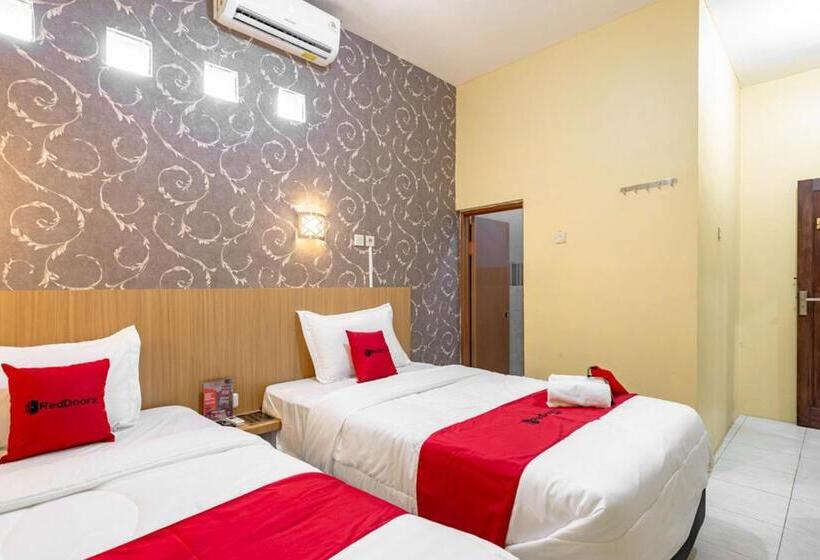 Номер Стандарт, Reddoorz Near Dino Park