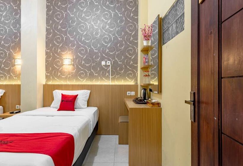 Семейный Номер, Reddoorz Near Dino Park